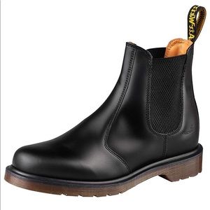 Dr. Martens 2976 Chelsea Boot in Black Smooth